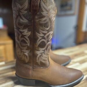 Ariat Tan Western Boots with Embroidered Design